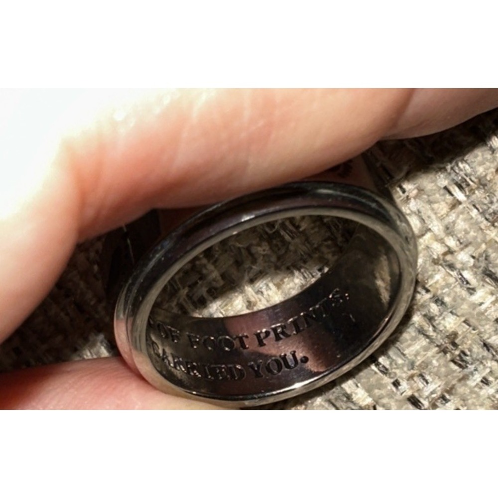 Footprints in the Sand Ring Inspirational Black Silver Stainless Steel SZ‎ 5-7 - Picture 3 of 3